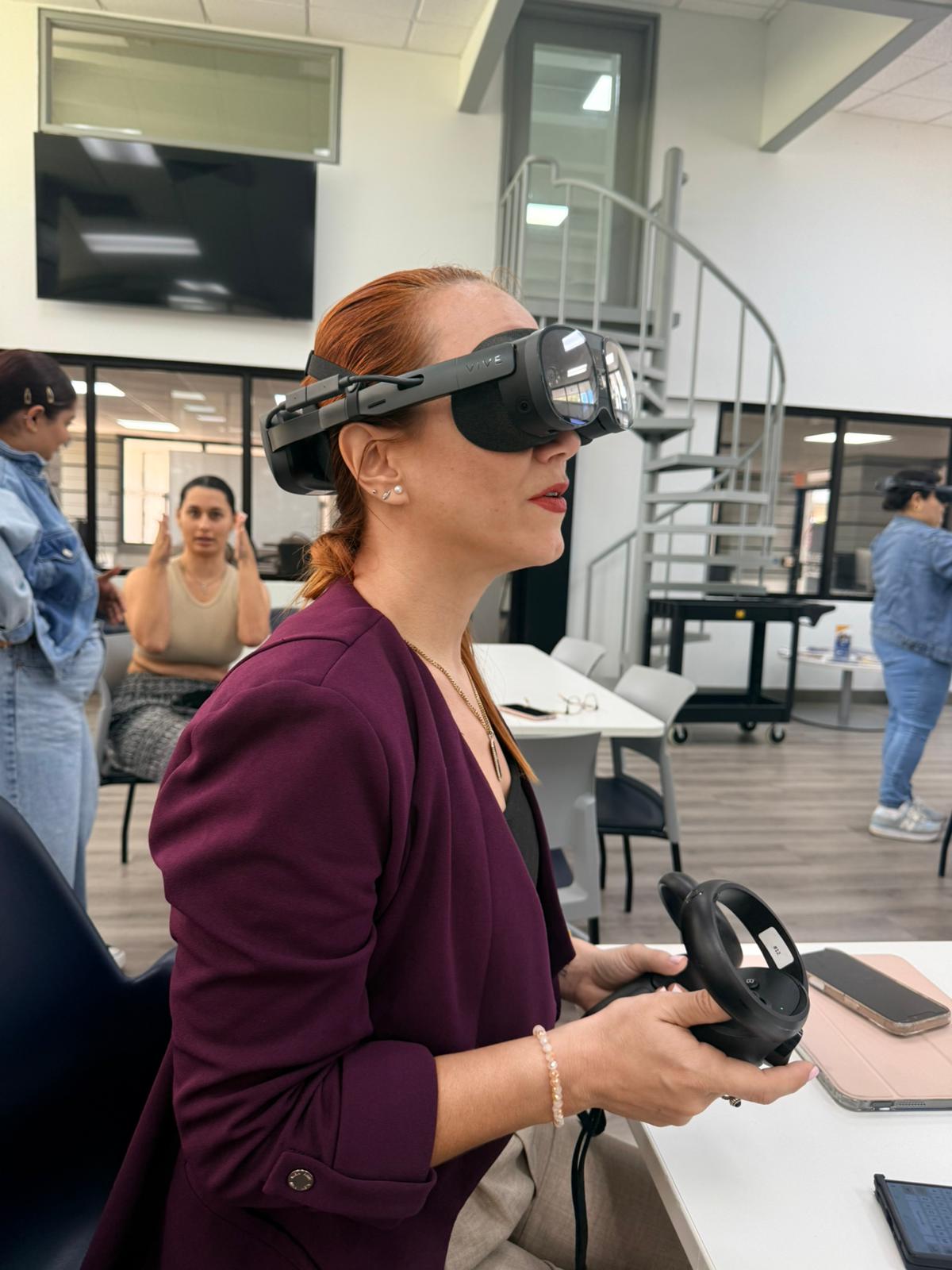 Dra. Mariluz Serrano Ortiz explora una experiencia de realidad virtual con visor y controles.