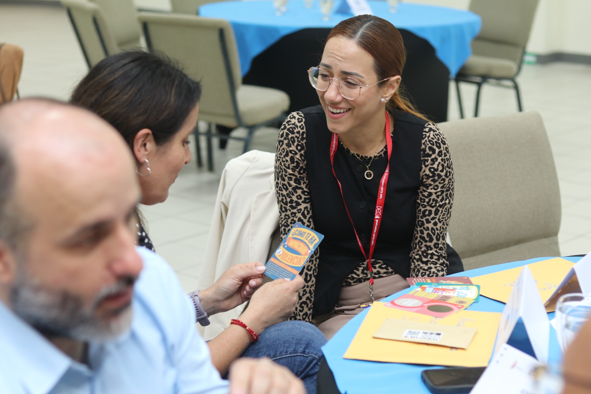 Mariluz conversa y trabaja con participantes durante una actividad de taller.