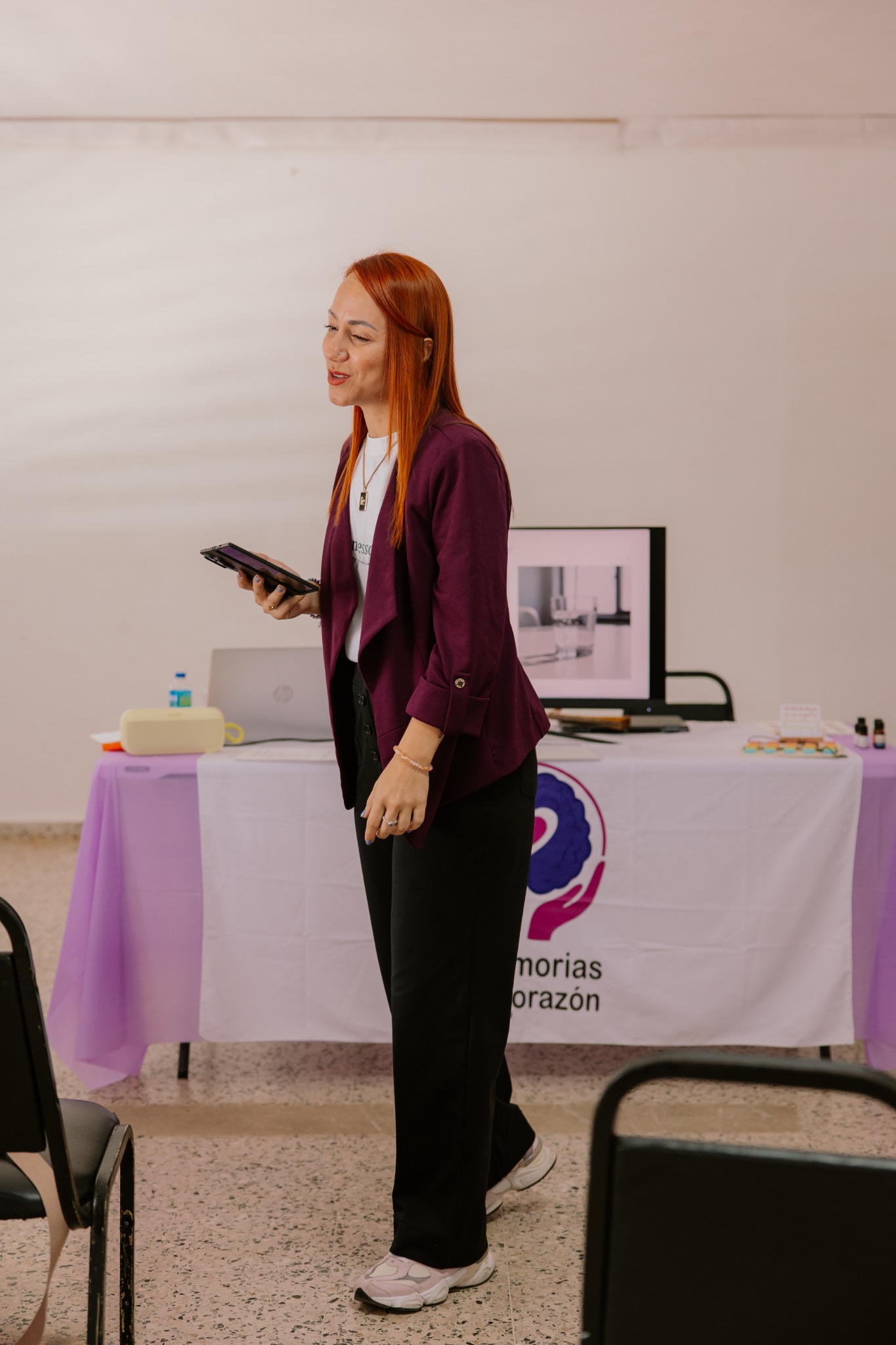 Mariluz facilitando una actividad presencial con una tableta en la mano.